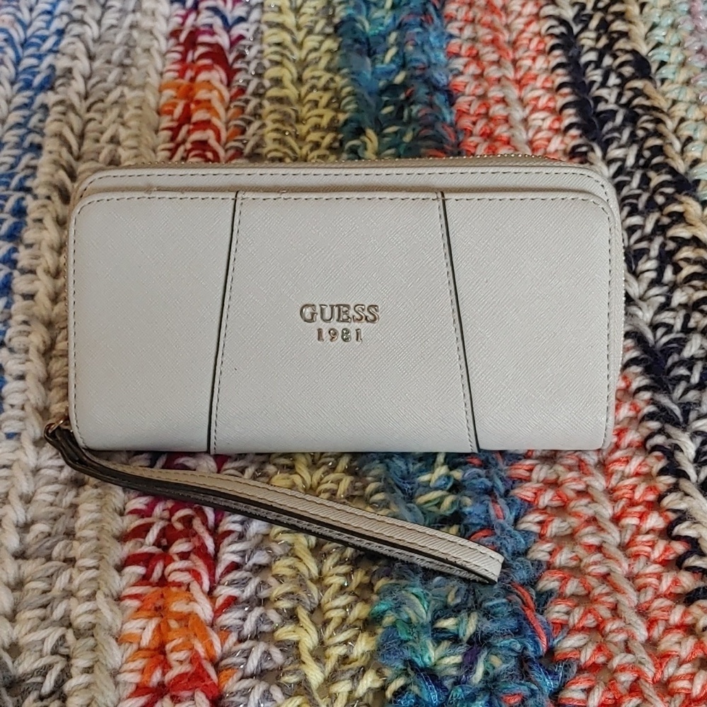 🍁LARGE GUESS WALLET WITH WRISTLET LIGHT GRAY/STONE COLOR